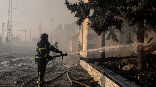 Imagen de archivo de bomberos trabajando tras un ataque en Donestk Imagen de archivo de bomberos trabajando tras un ataque en Donestk