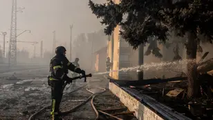 Imagen de archivo de bomberos trabajando tras un ataque en Donestk