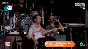 Coldplay emociona al tocar con Michael J. Fox en su concierto de Glastonbury
