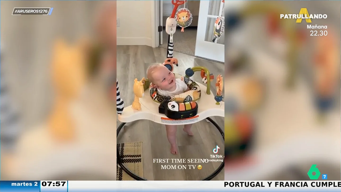 La cara de felicidad de un bebé al ver a su madre por primera vez en directo en la pantalla de televisión La cara de felicidad de un bebé al ver a su madre por primera vez en directo en la pantalla de televisión