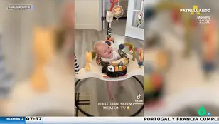 La cara de felicidad de un bebé al ver a su madre por primera vez en directo en la pantalla de televisión 