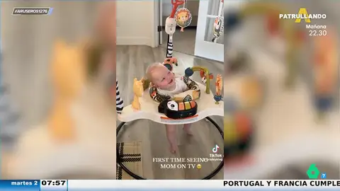 La cara de felicidad de un bebé al ver a su madre por primera vez en directo en la pantalla de televisión 