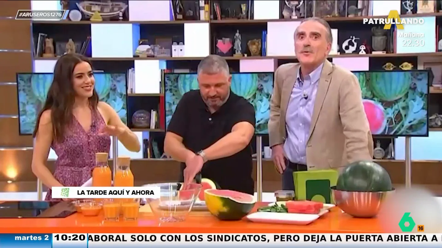 Juan y Medio, a su invitado 'el cortador de sandias': "No hay prisa, si te cortas nos viene bien para la audiencia" Juan y Medio, a su invitado 'el cortador de sandias': "No hay prisa, si te cortas nos viene bien para la audiencia"