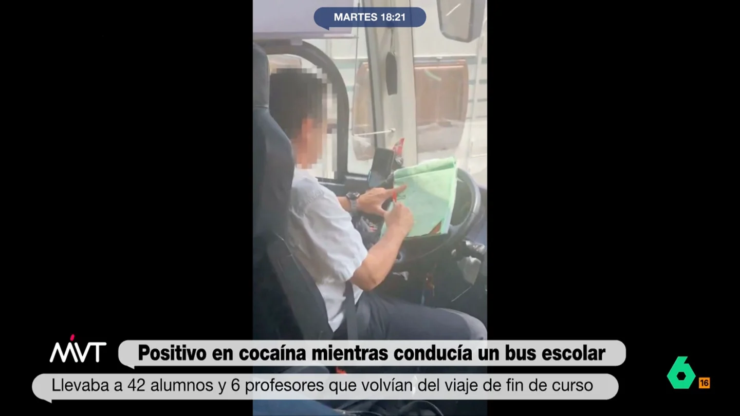 Detenido el chofer de un autobús escolar por dar positivo en cocaína y conducción temeraria El conductor de un autobús, que llevaba a bordo a 42 estudiantes y 6 profesores, fue detenido después de que los docentes forzaran una parada y llamaran a la policía al ver cómo miraba el móvil y rellenaba formularios mientras conducía.