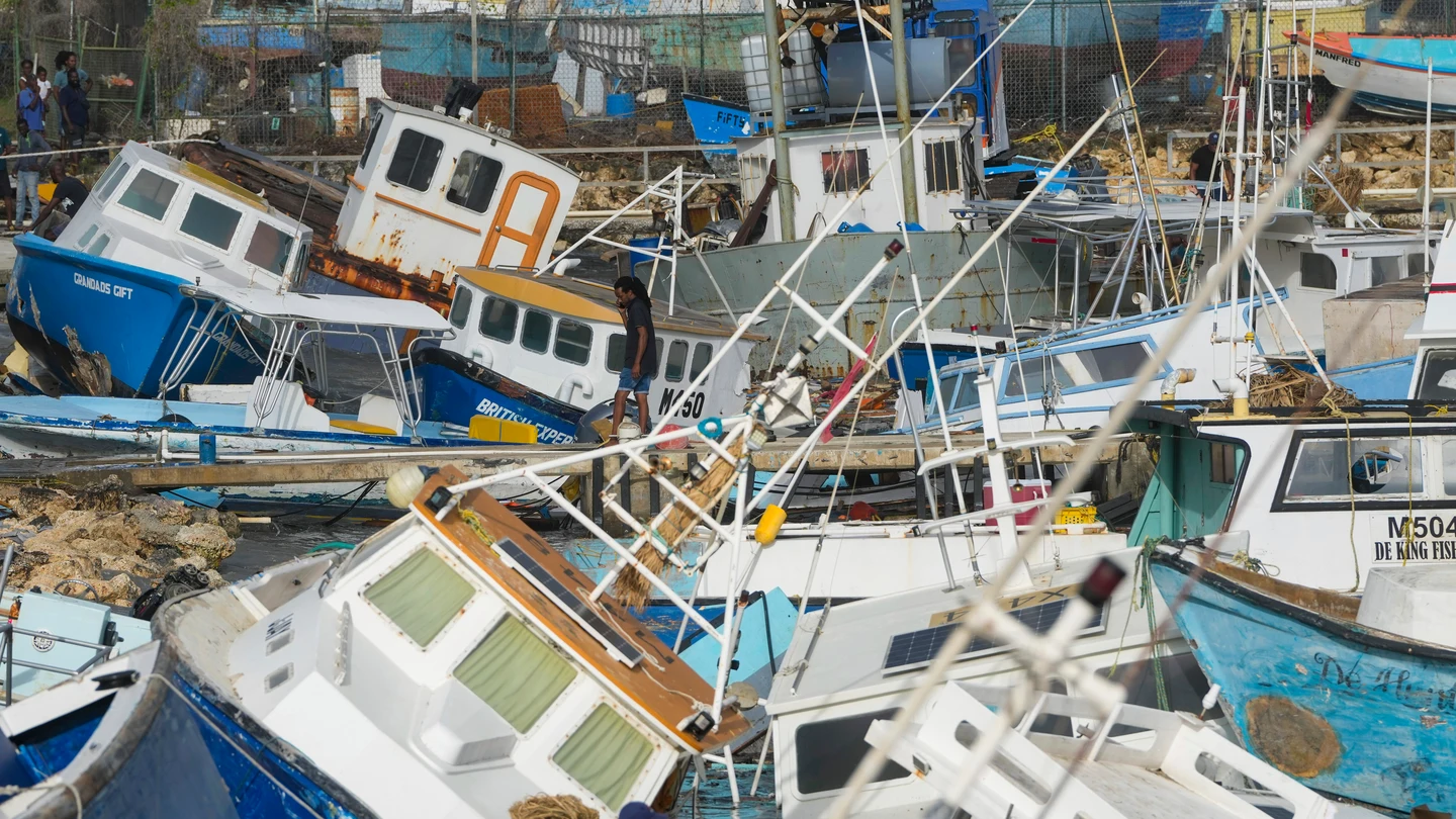 Barcos pesqueros destrozados tras el paso del huracán Beryl en Bridgetown Fisheries (Barbados) Barcos pesqueros destrozados tras el paso del huracán Beryl en Bridgetown Fisheries (Barbados)