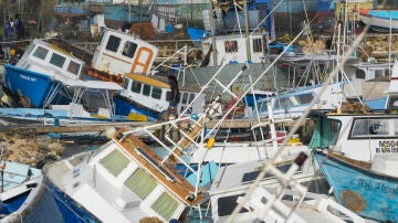 Barcos pesqueros destrozados tras el paso del huracán Beryl en Bridgetown Fisheries (Barbados)