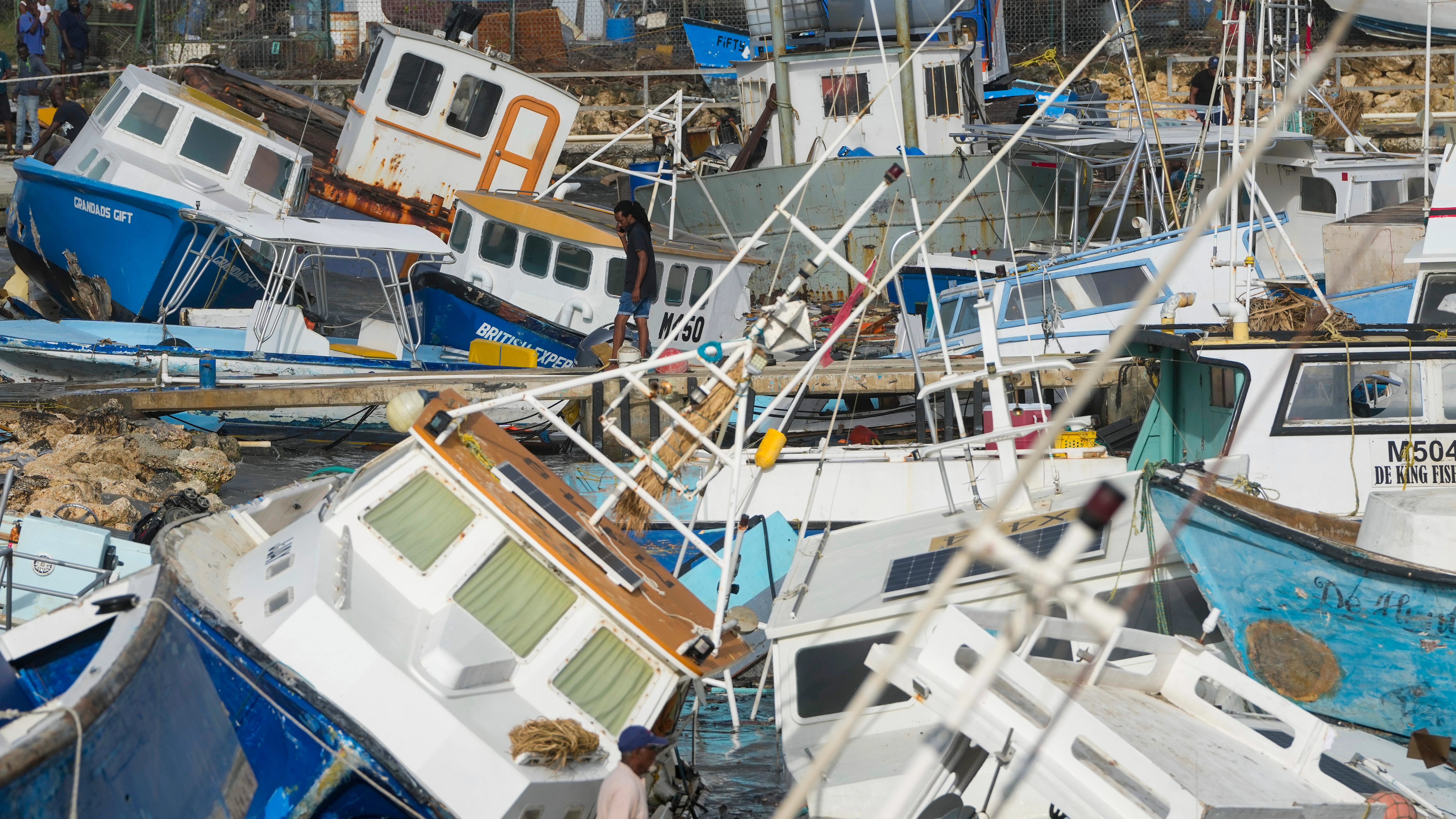 Barcos pesqueros destrozados tras el paso del huracán Beryl en Bridgetown Fisheries (Barbados)