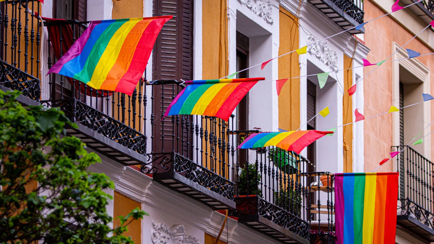 Banderas de Orgullo en una calle de Madrid