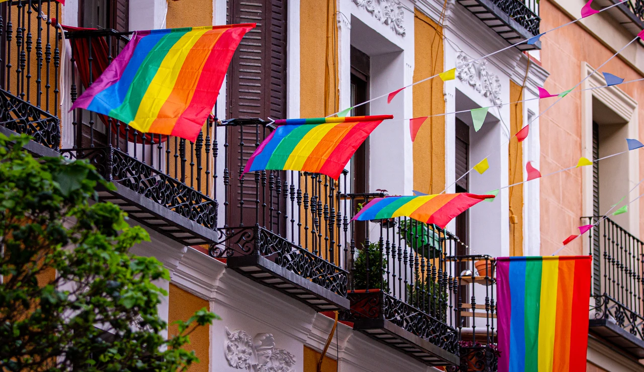 Banderas de Orgullo en una calle de Madrid