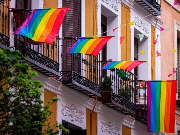 Banderas de Orgullo en una calle de Madrid