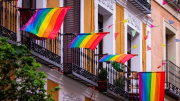 Banderas de Orgullo en una calle de Madrid