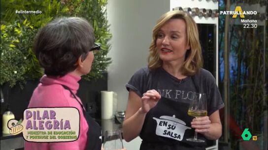 La ministra de Educaci&oacute;n se enfrenta a las preguntas de Thais Villas en su secci&oacute;n 'En su salsa' mientras cocinan una fideu&aacute;. 