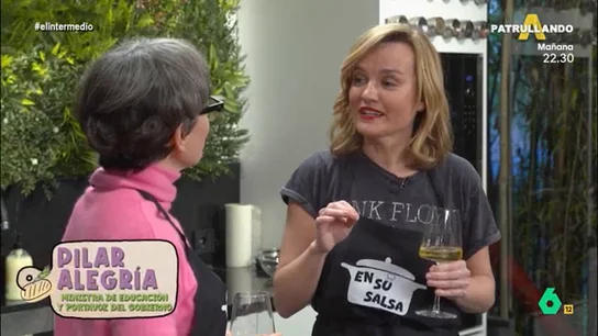 Thais Villas pregunta a Pilar Alegría si Pedro Sánchez "duerme en pijama o en slip": "Duerma como duerma estará muy bien" La ministra de Educación se enfrenta a las preguntas de Thais Villas en su sección 'En su salsa' mientras cocinan una fideuá.