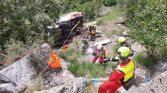 Operación de rescate de los bomberos tras despeñarse un microbús en una pista del Pirineo aragonés. Seis menores heridos, tres graves, al despeñarse un microbús en una pista del Pirineo aragonés