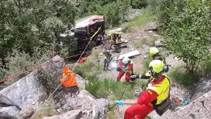 Operación de rescate de los bomberos tras despeñarse un microbús en una pista del Pirineo aragonés.
