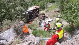 Seis menores heridos, tres graves, al despeñarse un microbús en una pista del Pirineo aragonés