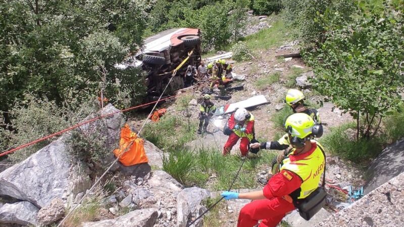 Seis menores heridos, tres graves, al despeñarse un microbús en una pista del Pirineo aragonés
