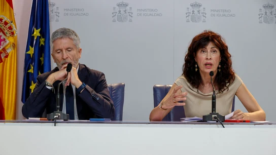La ministra de Igualdad, Ana Redondo, y el ministro del Interior, Fernando Grande-Marlaska, en una rueda de prensa tras la reunión del comité de crisis La ministra de Igualdad, Ana Redondo, y el ministro del Interior, Fernando Grande-Marlaska, en una rueda de prensa tras la reunión del comité de crisis