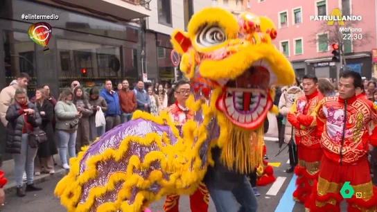 El tenso momento de Isma Juárez al meterse en un dragón en el año nuevo chino El Intermedio recupera el reportaje de Isma Juárez en el barrio de Usera, donde asistió a los festejos del año nuevo chino y descubrió curiosas tradiciones, como las empanadillas con una moneda dentro o los bailes tradicionales.