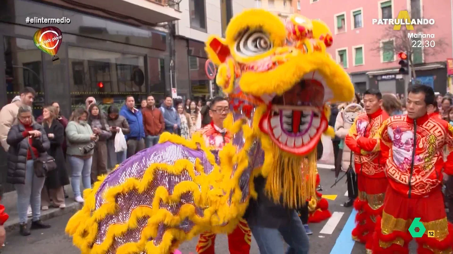 El tenso momento de Isma Juárez al meterse en un dragón en el año nuevo chino El Intermedio recupera el reportaje de Isma Juárez en el barrio de Usera, donde asistió a los festejos del año nuevo chino y descubrió curiosas tradiciones, como las empanadillas con una moneda dentro o los bailes tradicionales.