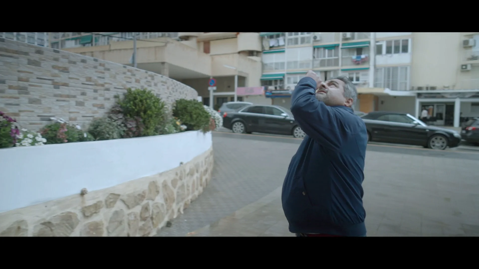 A gritos, con gran tensión y lanzando huevos: así reciben a Jalis de la Serna en el Playmon F de Benidorm