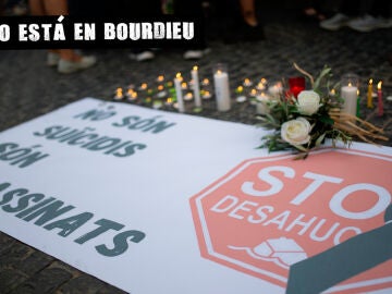 Movilización por el suicidio de dos hermanas horas antes de ser desahuciadas, en la plaça de Sant Jaume de Barcelona. 