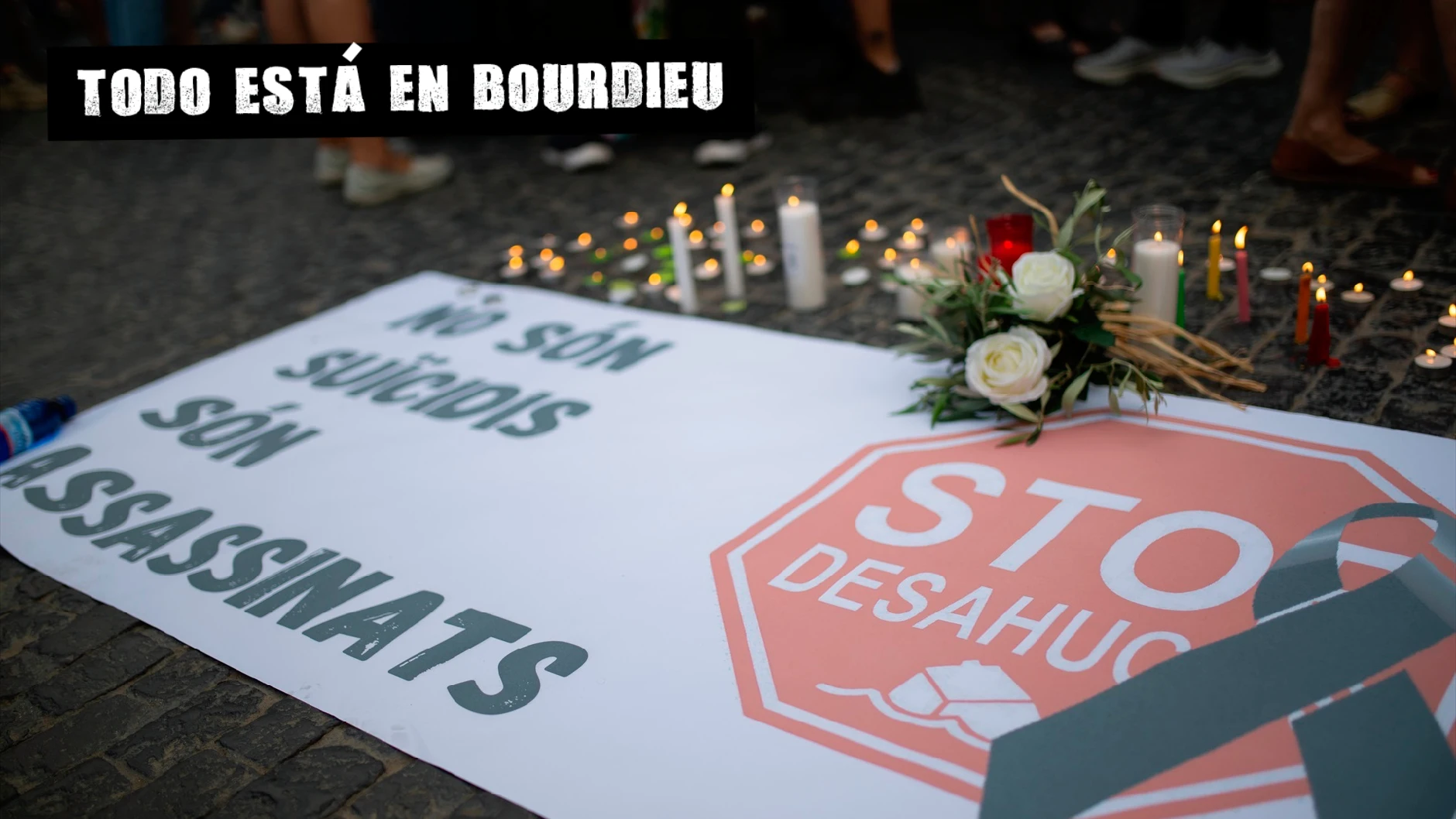 Movilización por el suicidio de dos hermanas horas antes de ser desahuciadas, en la plaça de Sant Jaume de Barcelona. 