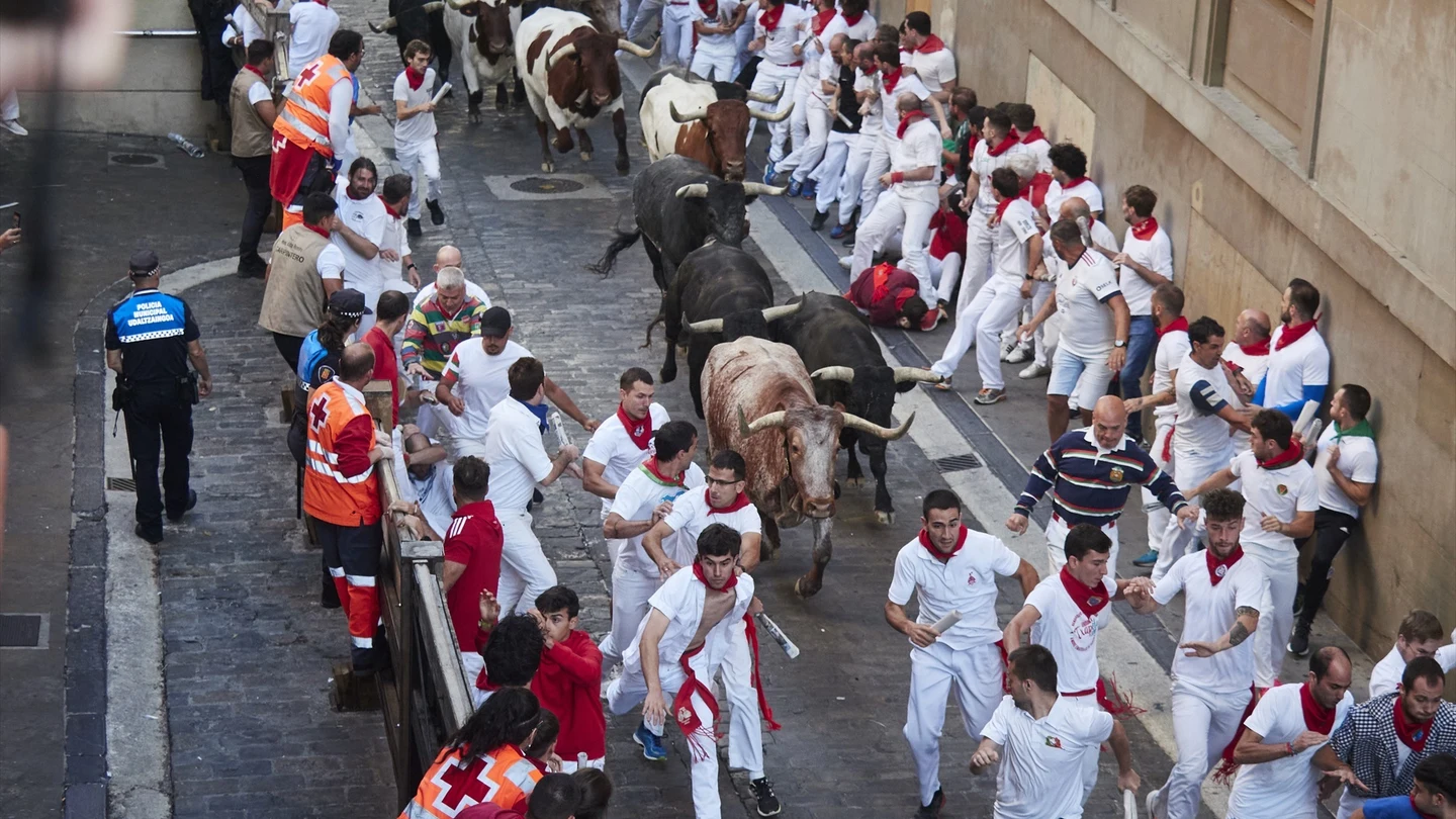 Corredores durante el último y octavo encierro de las fiestas de San Fermín 2023. Corredores durante el último y octavo encierro de las fiestas de San Fermín 2023.