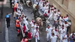 Corredores durante el último y octavo encierro de las fiestas de San Fermín 2023.