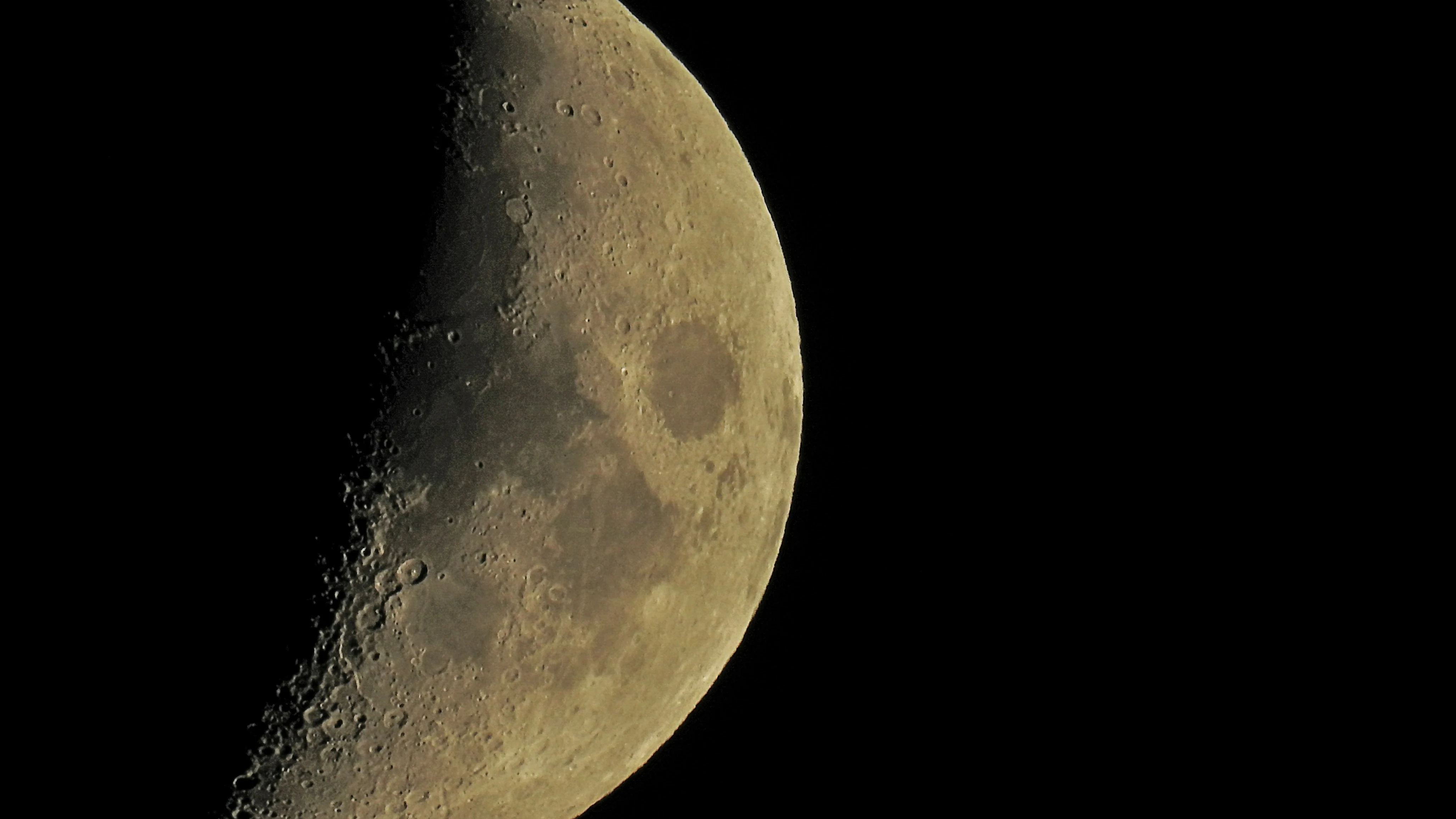 Impresionante imagen de una luna llena.