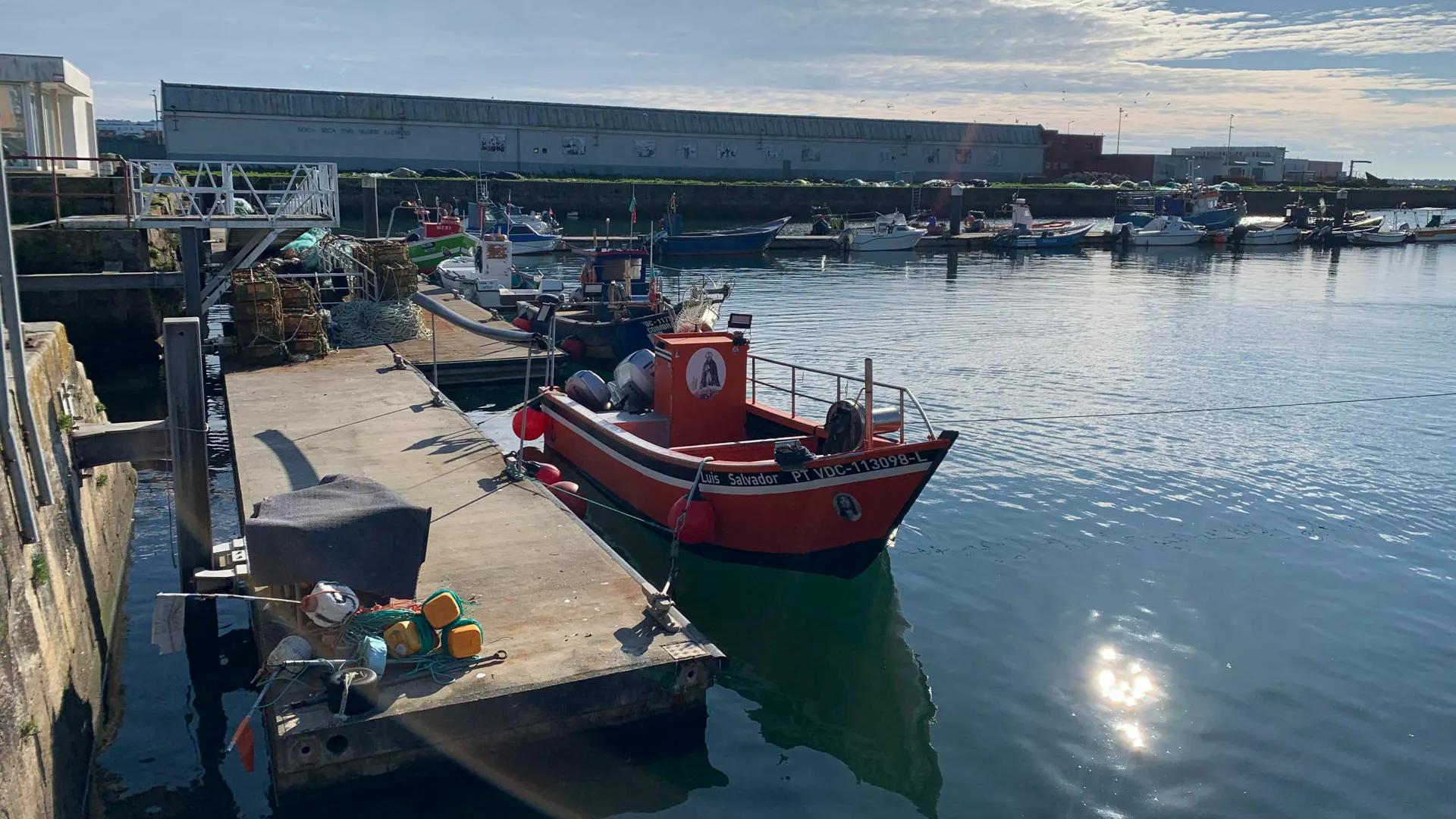 Barcos pesqueros amarrados en un puerto del norte de Portugal.