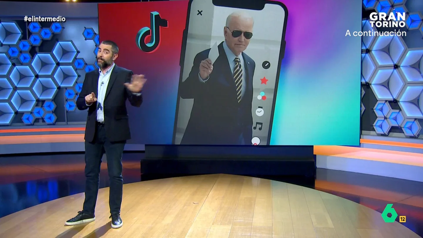 Dani Mateo analiza el Tik Tok de Joe Biden Dani Mateo analizaba en este vídeo el perfil de Tik Tok que se acababa de abrir Joe Biden en un intento por captar el voto joven, si bien señalaba que "lo más emocionante que hizo este mes fue irse a la cama pronto después de cenar fuertecito".