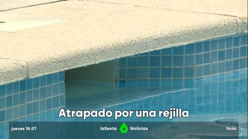 niño rejilla piscina