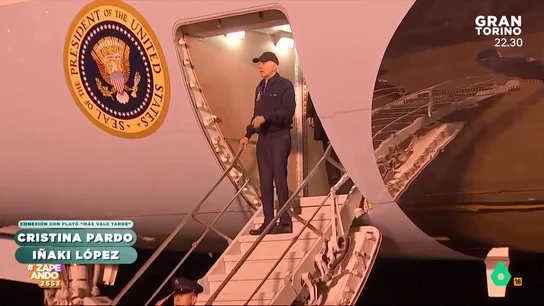 La reacción de Dani Mateo al ver a Joe Biden subiendo al avión Dani Mateo conecta con Iñaki López y Cristina Pardo y comentan las presiones a Joe Biden para que abandone la carrera electoral. La reacción del presentador de Zapeando al ver al presidente de EEUU subiendo escaleras, en este vídeo.