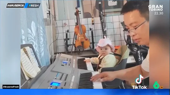 El tierno momento en el que una niña trata de tocar el piano junto a su padre desata las risas en el plató de Aruser@s El tierno momento en el que una niña trata de tocar el piano junto a su padre desata las risas en el plató de Aruser@s
