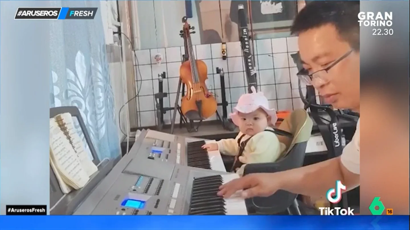 El tierno momento en el que una niña trata de tocar el piano junto a su padre desata las risas en el plató de Aruser@s El tierno momento en el que una niña trata de tocar el piano junto a su padre desata las risas en el plató de Aruser@s