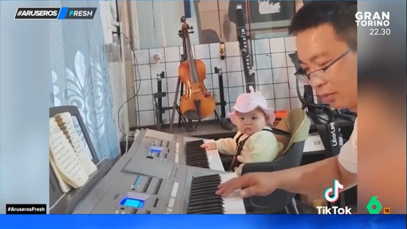 El tierno momento en el que una niña trata de tocar el piano junto a su padre desata las risas en el plató de Aruser@s