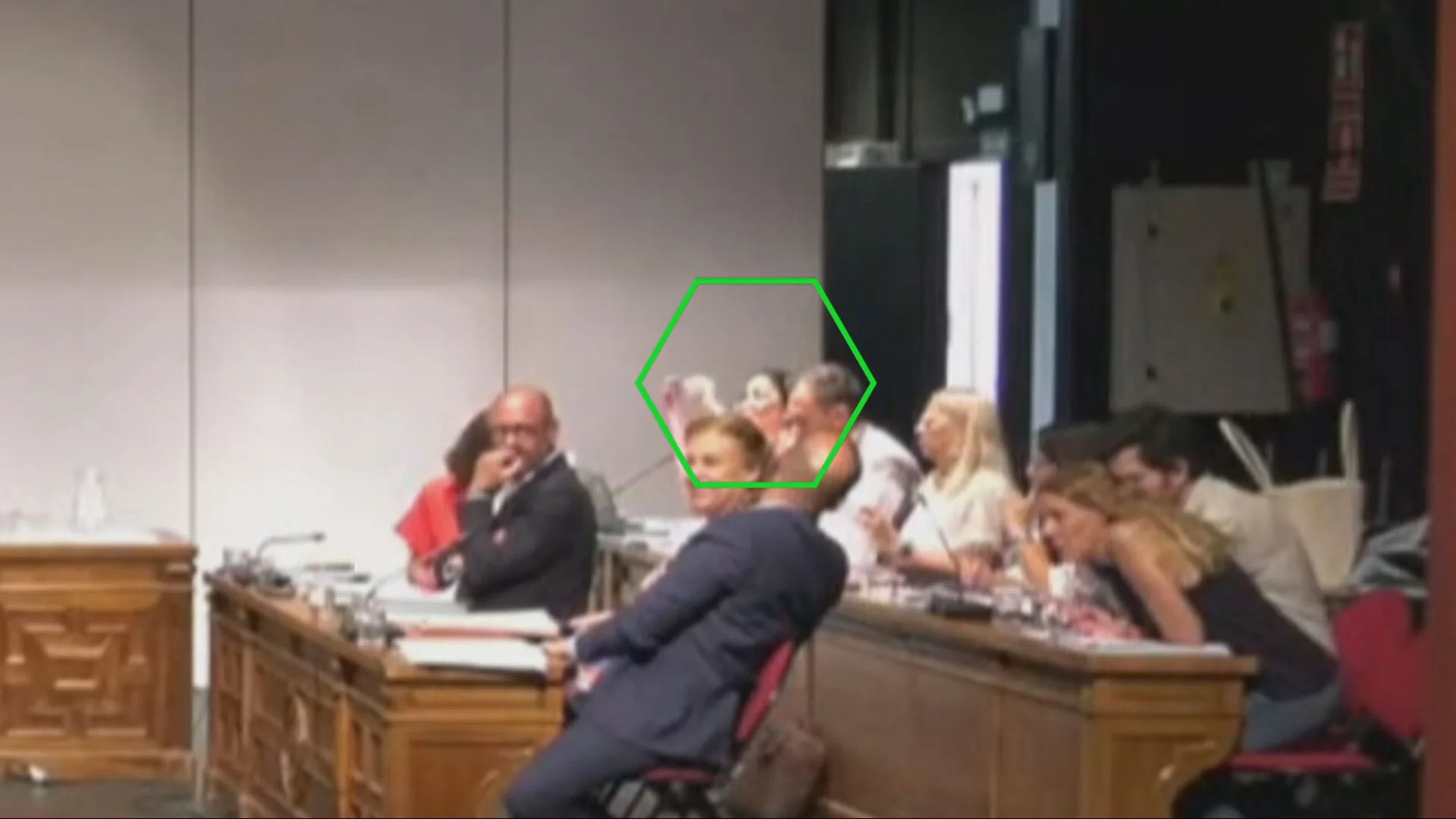 Momento en el que la concejala de Vox en Alcorcón saca dos balas durante el Pleno