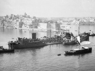 Uno de los barcos de la expedición a su llegada a Malta