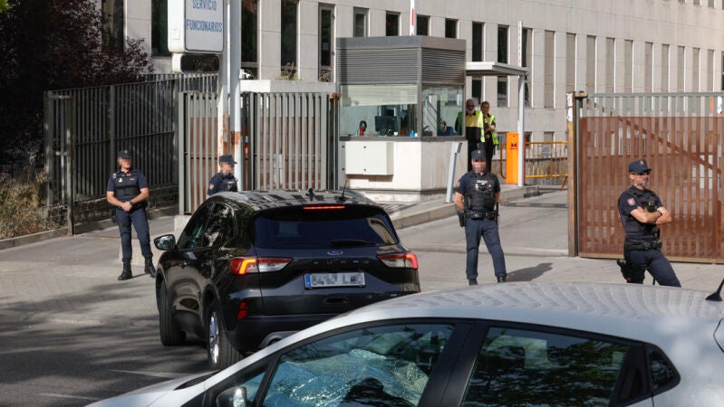Imagen del vehículo en el que va Begoña Gómez entrando en los juzgados de Plaza de Castilla