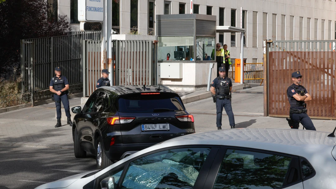 Imagen del vehículo en el que va Begoña Gómez entrando en los juzgados de Plaza de Castilla