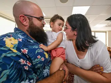 Nabila, la bebé intervenida, junto a sus padres Nabila, la bebé intervenida, junto a sus padres