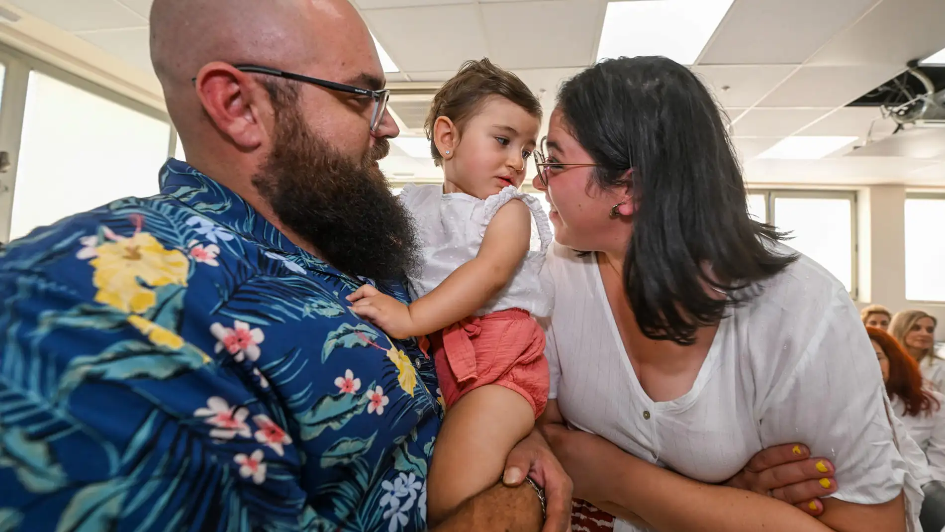 Nabila, la bebé intervenida, junto a sus padres Nabila, la bebé intervenida, junto a sus padres