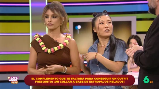 El creativo truco de Jiaping para combatir el calor: un collar de estropajos congelados para "fingir que estás en Hawái" "Te lo puedes poner de tanga y tienes las pelotas frescas", afirma Miki Nadal al ver el curioso truco de Jiaping para combatir el calor. El momento en el que Dani Mateo intenta ponerlo en práctica en directo, en este vídeo.