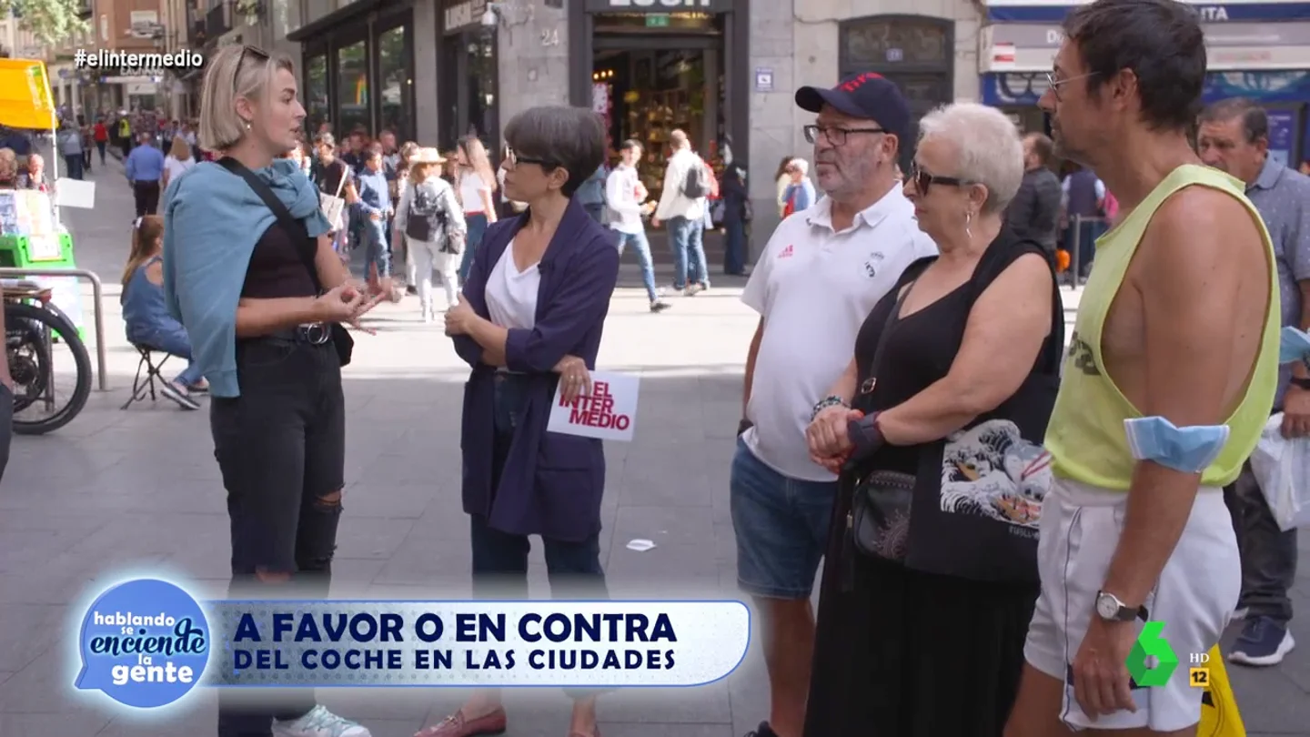 El alegato de una joven al Gobierno sobre las ayudas que arranca aplausos en el centro de Madrid El alegato de una joven al Gobierno sobre las ayudas que arranca aplausos en el centro de Madrid