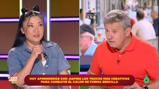 Miki Nadal, tras oír cantar a Jiaping en directo: "Eso es la llamada a comer en el geriátrico" Jiaping trae hoy a Zapeando trucos para combatir el calor en verano y termina cantando en chino con el surrealista acompañamiento de Miki Nadal. En este vídeo, el momento musical y la reacción de Miki.
