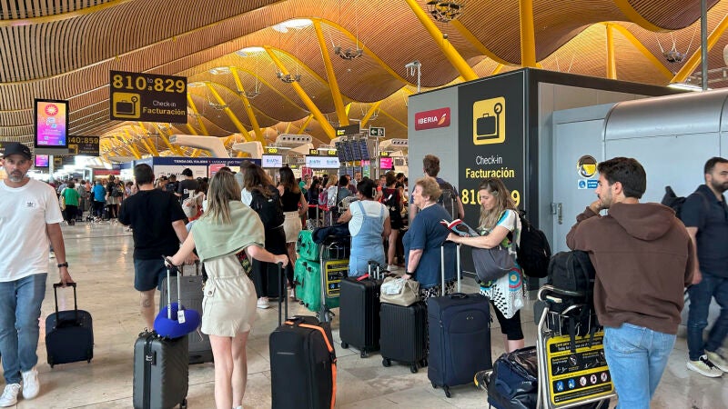Varias personas hacen cola en la zona de facturación de la T4 del Aeropuerto Adolfo Suárez de Madrid tras la incidencia global de Microsoft que ha afectado a numerosas empresas en todo el mundo. 