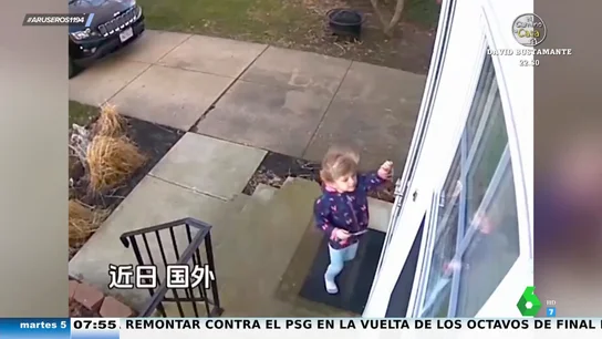 Una niña intenta entrar en casa un día de mucho viento y esto es lo que pasa : 'Misión Imposible' Una niña intenta entrar en casa un día de mucho viento y esto es lo que pasa : 'Misión Imposible'