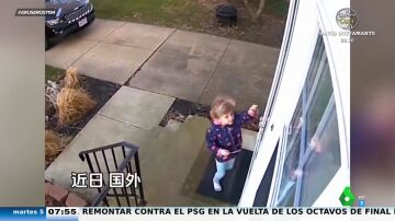 Una niña intenta entrar en casa un día de mucho viento y esto es lo que pasa : 'Misión Imposible'