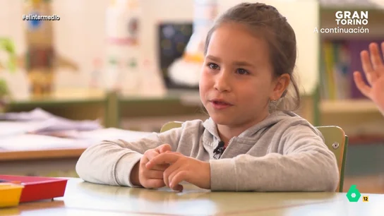 Una niña, preocupada por lo duro que es cuidar de un hijo Una niña, preocupada por lo duro que es cuidar de un hijo